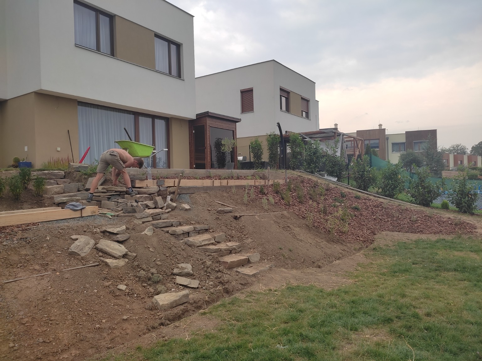 Realizace zahrady ve svahu v Kutné Hoře – práce na svahu u domu