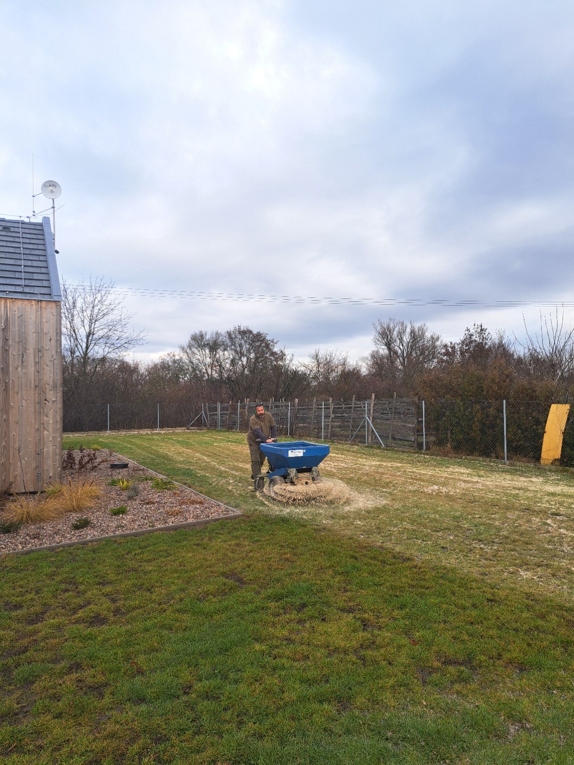 Zapískování trávníku po aerifikaci v Sánech
